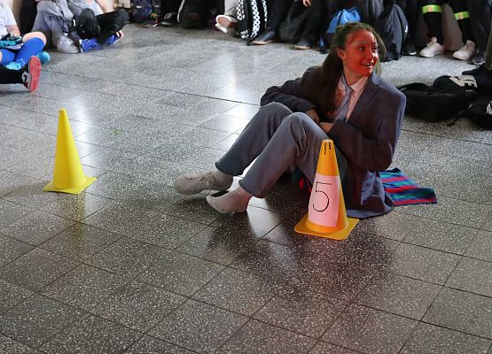 uczestnicy zabawy karnawałowej