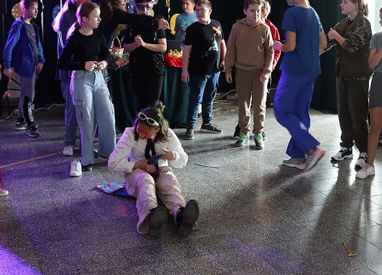 uczestnicy zabawy karnawałowej