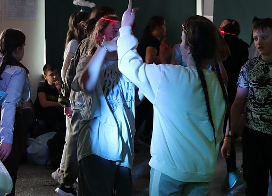 uczestnicy zabawy karnawałowej