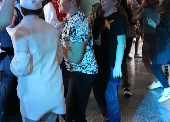 uczestnicy zabawy karnawałowej