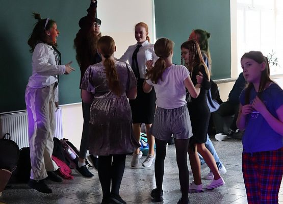 uczestnicy zabawy karnawałowej