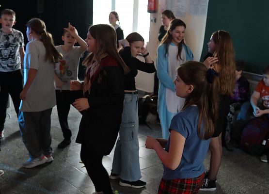 uczestnicy zabawy karnawałowej