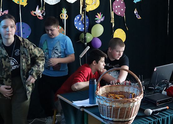 uczestnicy zabawy karnawałowej