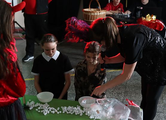 uczestnicy zabawy karnawałowej