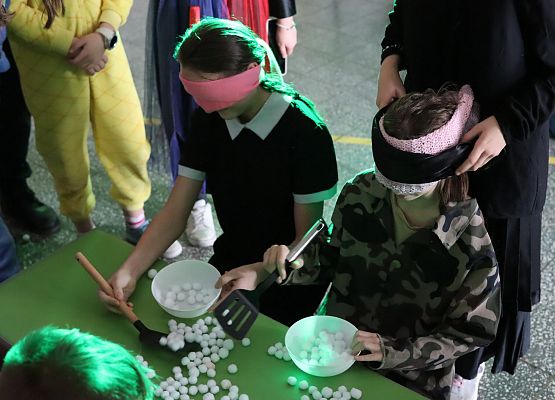 uczestnicy zabawy karnawałowej