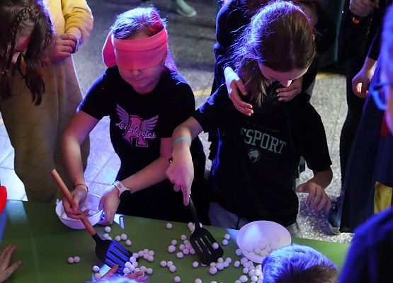 uczestnicy zabawy karnawałowej