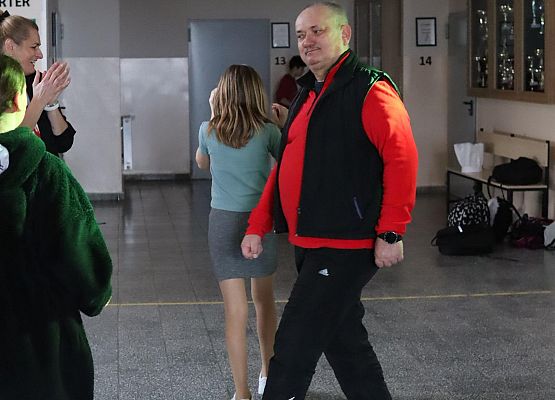 uczestnicy zabawy karnawałowej