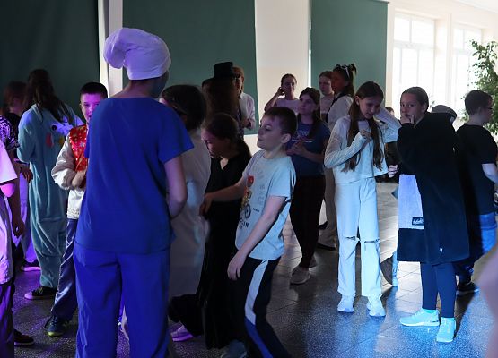 uczestnicy zabawy karnawałowej