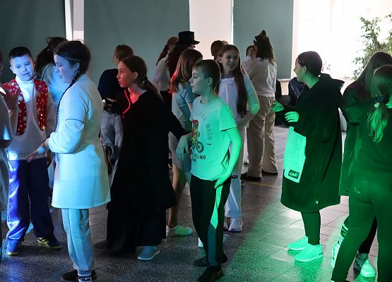 uczestnicy zabawy karnawałowej