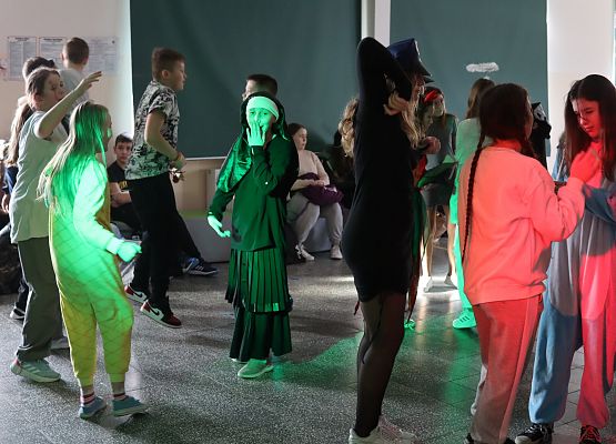 uczestnicy zabawy karnawałowej