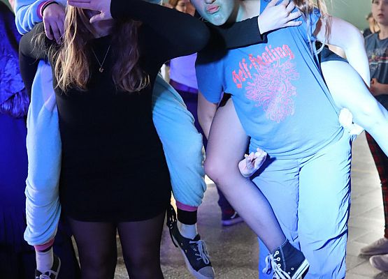 uczestnicy zabawy karnawałowej