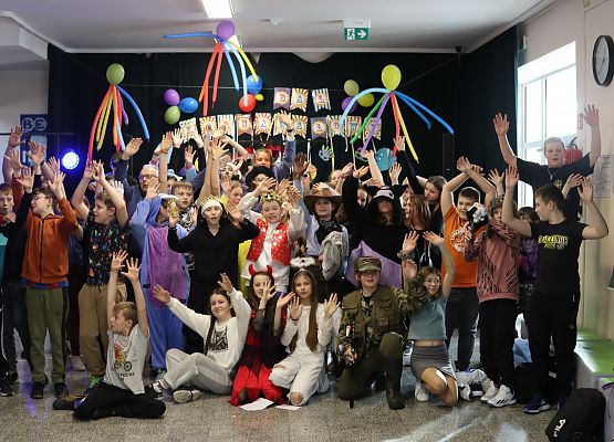 uczestnicy zabawy karnawałowej