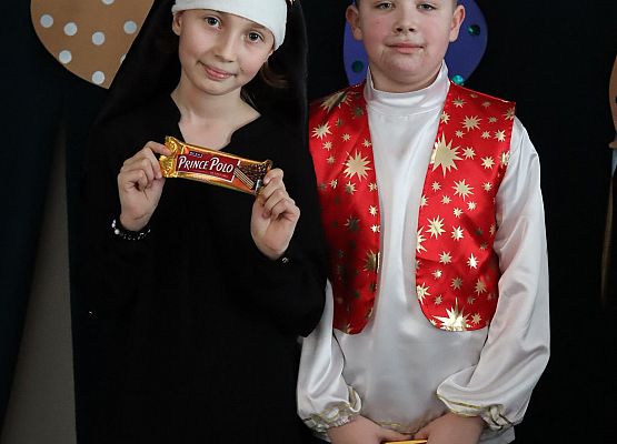 uczestnicy zabawy karnawałowej