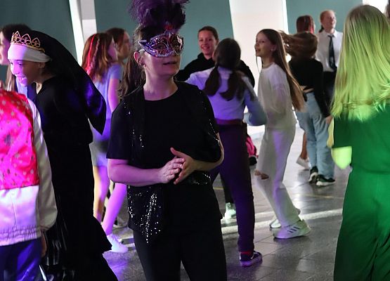 uczestnicy zabawy karnawałowej