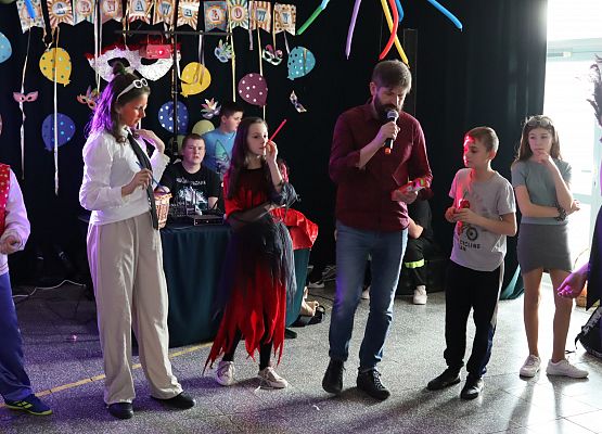 uczestnicy zabawy karnawałowej