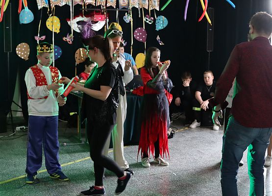uczestnicy zabawy karnawałowej
