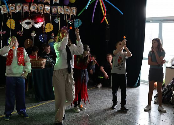 uczestnicy zabawy karnawałowej