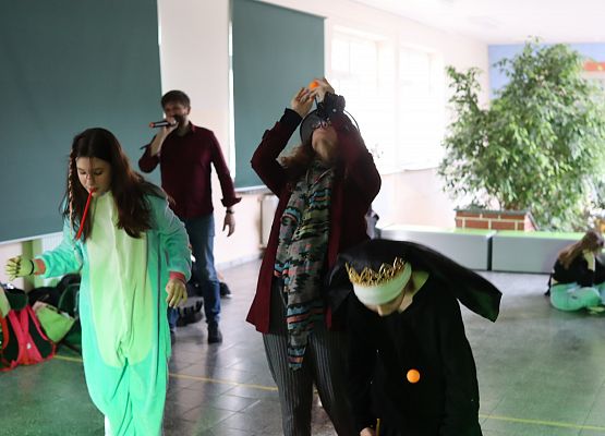 uczestnicy zabawy karnawałowej