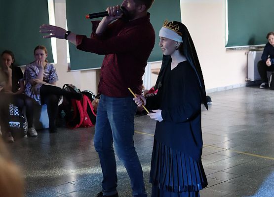 uczestnicy zabawy karnawałowej