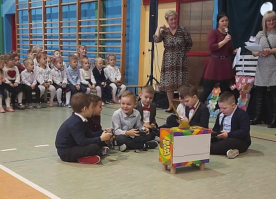 chłopcy siedzą na podłodze i grają