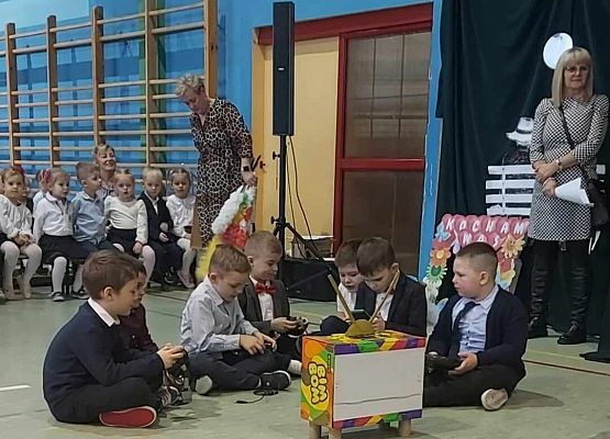 chłopcy siedzą na podłodze i grają