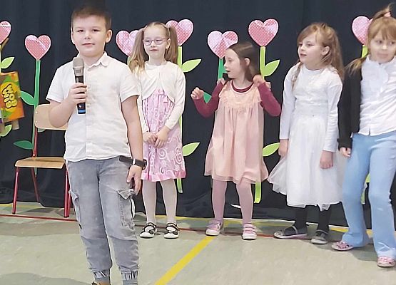 chłopiec występuje