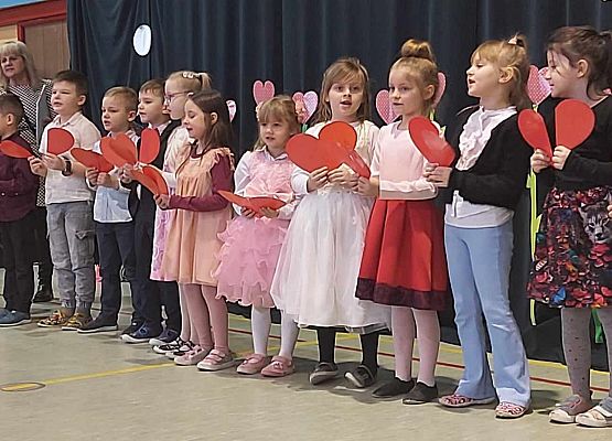 dzieci trzymają papierowe serduszka