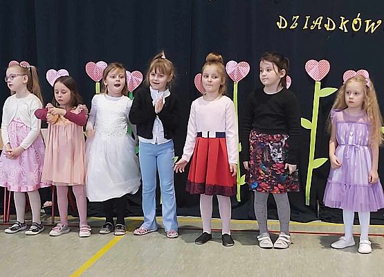 dzieci występują na scenie