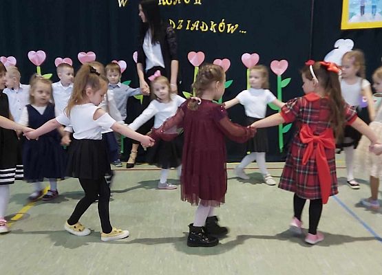 dzieci tańczą