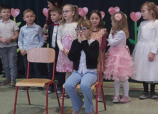 dziewczynka siedzi na krześle