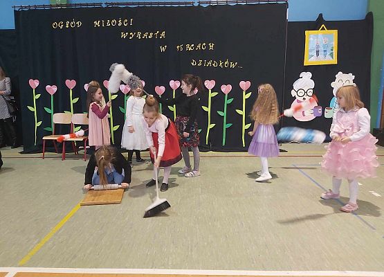 dziewczynki pokazują jak sprzątają