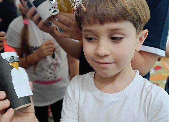 chłopiec pokazuje swoją pracę