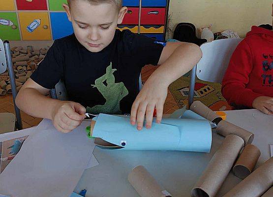 chłopiec wykonuje pracę plastyczno - techniczną