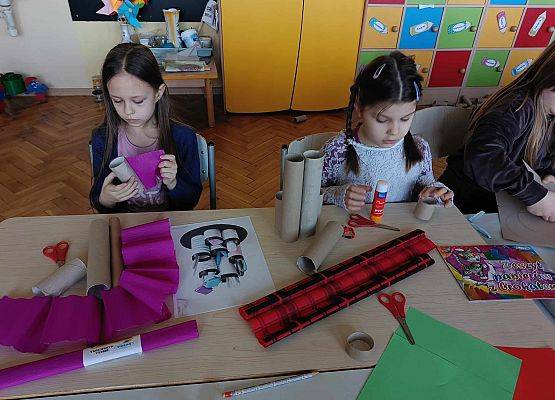 dzieci na zajęciach plastycznych