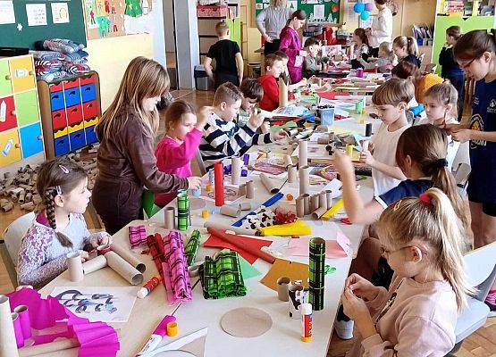dzieci na zajęciach plastycznych