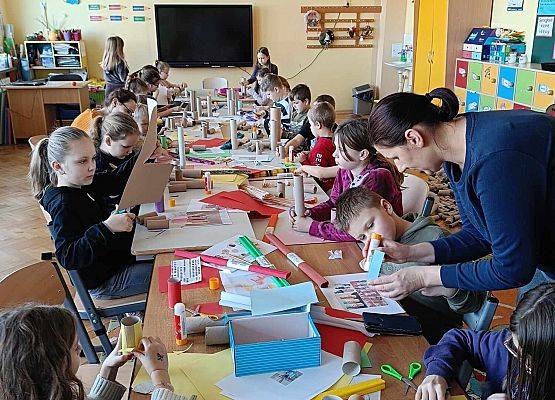 dzieci na zajęciach plastycznych