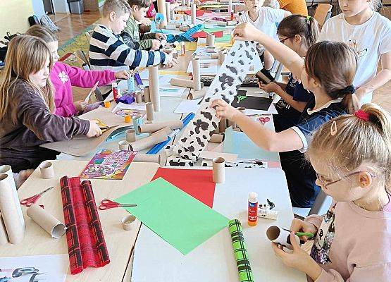 dzieci na zajęciach plastycznych