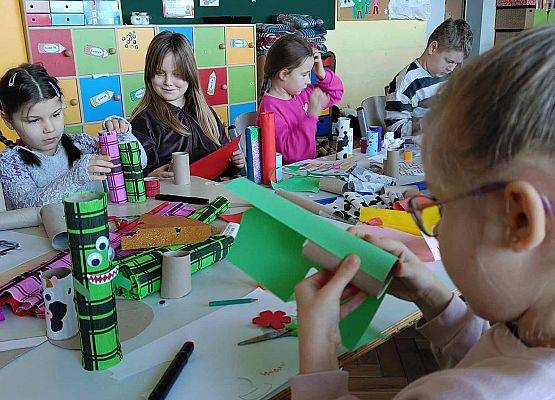 dzieci na zajęciach plastycznych