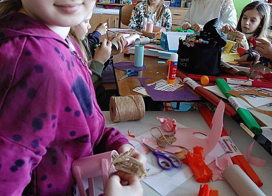 dzieci na zajęciach plastycznych