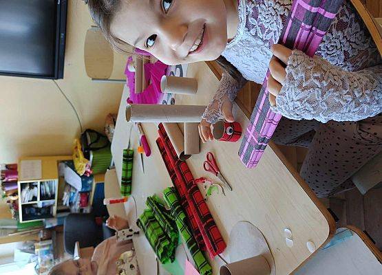 dzieci na zajęciach plastycznych