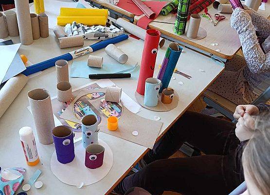 dzieci na zajęciach plastycznych