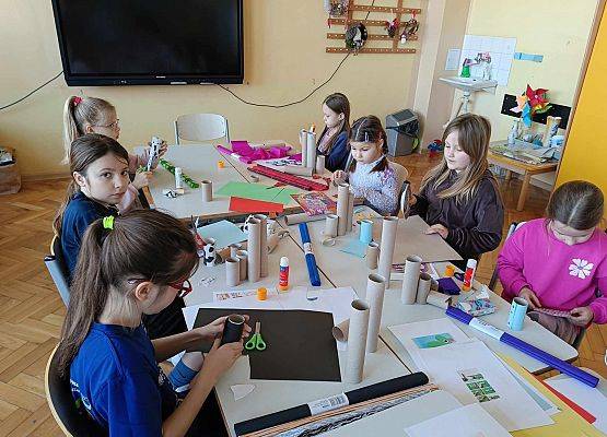 dzieci na zajęciach plastycznych