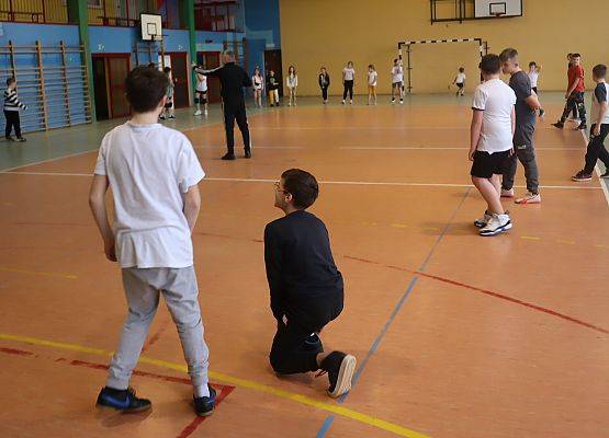 dzieci na zajęciach sportowych