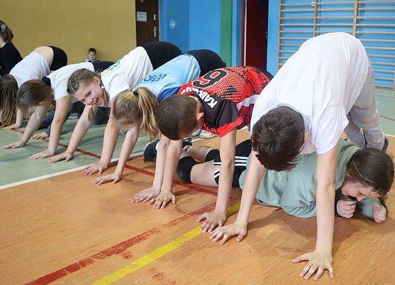 dzieci na zajęciach sportowych