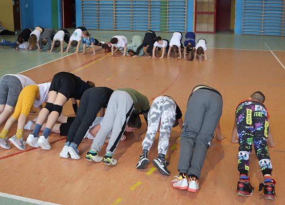 dzieci na zajęciach sportowych