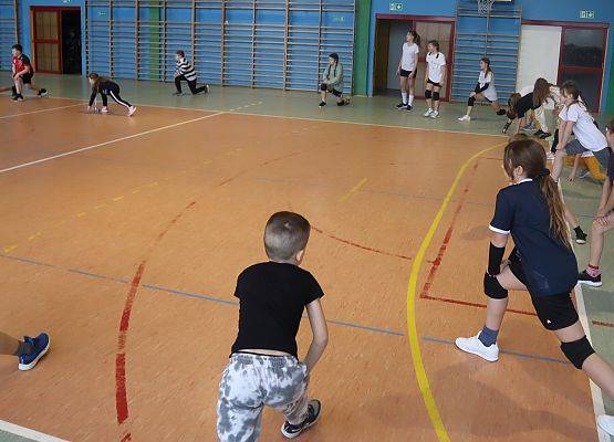 dzieci na zajęciach sportowych