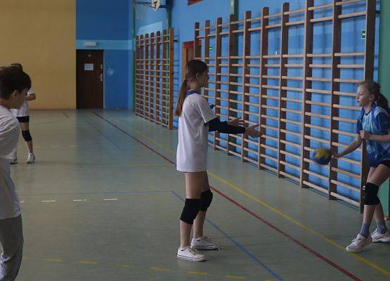 dzieci na zajęciach sportowych