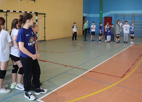 dzieci na zajęciach sportowych