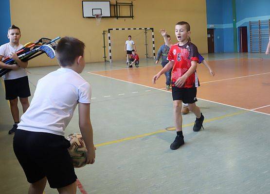 dzieci na zajęciach sportowych