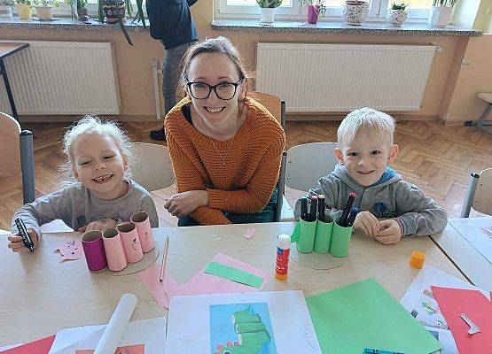 dzieci z mamą  na zajęciach plastycznych